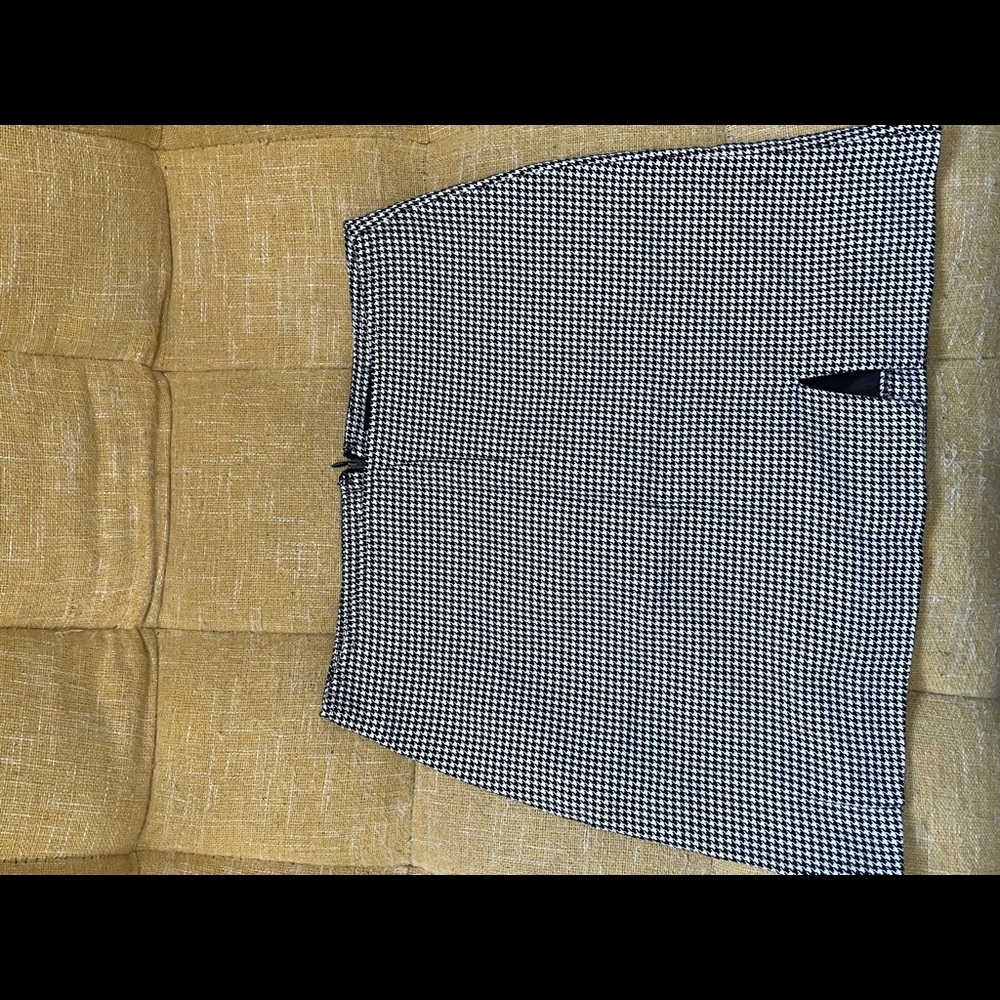 Houndstooth mini skirt with slit